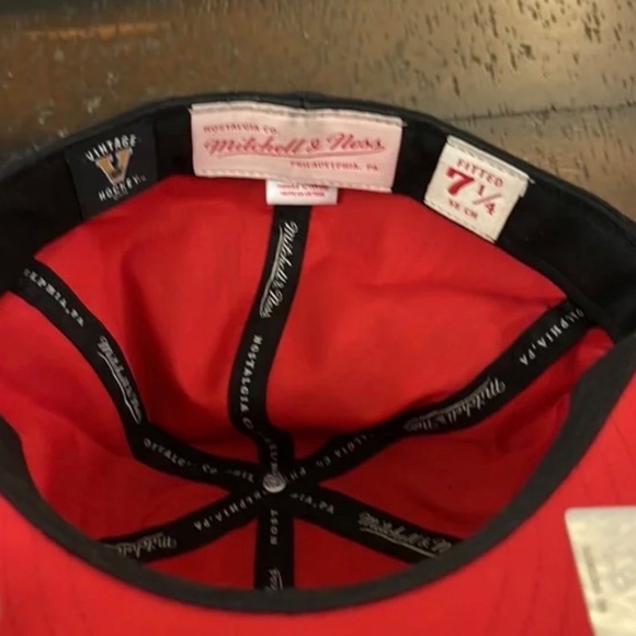 Mitchell & Ness Detroit Red Wings Fitted Hat – Size 7 1/4 NWT - Picture 5 of 5